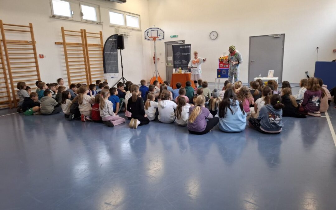 STEM zabava i emocije: veliki uspjeh predstave “Bruno i Tina i (ne)savršena STEM mašina” u OŠ Tar-Vabriga